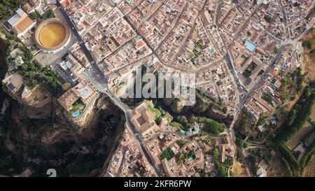 Vue aérienne sur le village de Ronda. Villages blancs dans la province de Malaga, Andalousie, Espagne. Beau village sur la falaise de la montagne. Banque D'Images