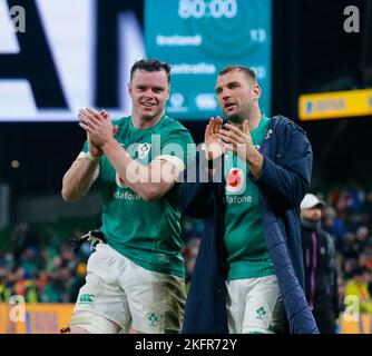 19th novembre 2022 ; Aviva Stadium, Dublin, Irlande : série d'automne International Rugby Ireland versus Australie ; James Ryan et Tadhg Beirne d'Irlande célèbrent leur victoire après le coup de sifflet à plein temps Banque D'Images