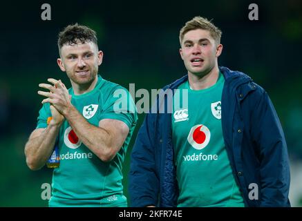 19th novembre 2022 ; Aviva Stadium, Dublin, Irlande : série d'automne International Rugby Ireland versus Australie ; Hugo Keenan et Jack Crowley d'Irlande célèbrent après le coup de sifflet à temps plein Banque D'Images