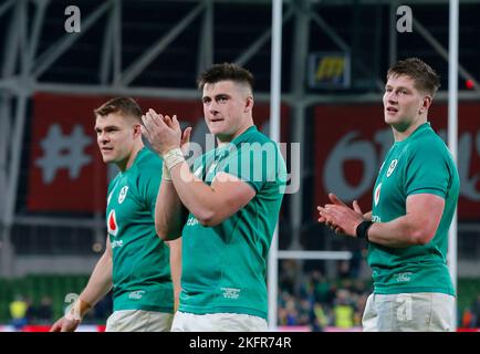 19th novembre 2022 ; Aviva Stadium, Dublin, Irlande : série d'automne International Rugby Ireland versus Australie ; les joueurs irlandais célèbrent leur victoire après le coup de sifflet à plein temps Banque D'Images