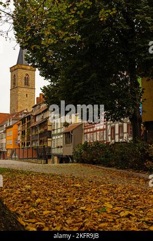 Pont des marchands médiévaux à Erfurt en automne Banque D'Images