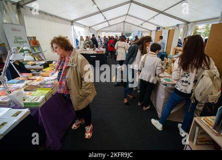 Cluj-Napoca, Roumanie - 17 septembre 2022: Le livre se tient au Festival international du livre de Transylvanie sur la place de l'Union, dans le centre de Cluj-Napoca. Banque D'Images