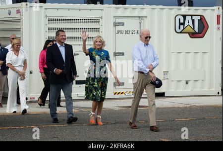 Ponce, Porto Rico, 3 octobre 2022 - Jill Biden, première dame des États-Unis, se fait une vague à son arrivée à l'événement de presse au port de Ponce. Le président Joseph Biden a pris la parole devant les médias à Porto Rico, où il a parlé des défis causés par l'ouragan Fiona et le processus de reprise. FEMA/Yuisa Ríos Banque D'Images