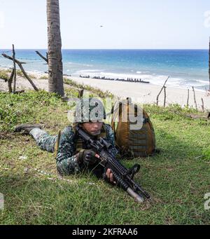 Une marine philippine poste la sécurité théorique pendant le KAMANDAG 6, à Claveria, Philippines, 3 octobre 2022. Les deux forces ont participé à un assaut amphibie bilatéral axé sur l'amélioration de l'interopérabilité et la compréhension partagée des tactiques. KAMANDAG est un exercice annuel bilatéral entre les forces armées des Philippines et l'armée américaine visant à renforcer l'interopérabilité, les capacités, la confiance et la coopération, construit sur des décennies d'expériences partagées. Banque D'Images