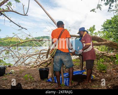 Les habitants de la région aident à filtrer la saleté à Ulingan, district de Bogia, province de Madang, Papouasie-Nouvelle-Guinée, le 30 septembre 2022. L'équipe d'enquête a visité plusieurs régions de la province côtière de Madang dans l'espoir de récupérer les membres du service américain disparus perdus pendant la Seconde Guerre mondiale La mission de la DPAA est de réaliser la comptabilité la plus complète possible pour le personnel des États-Unis manquant et non comptabilisé auprès de leur famille et de la nation. Banque D'Images