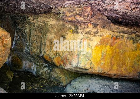 Peintures rupestres aborigènes au site d'art rupestres de Burrungkuy (Nourlangie) dans le parc national de Kakadu, territoire du Nord, Australie Banque D'Images