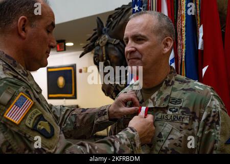 Le général de corps d'armée américain Robert 'Pat' White, commandant sortant du III Armored corps et de fort Hood, reçoit la Médaille du service distingué du général Andrew P. Poppas, commandant général du U.S. Army Forces Command, le 4 octobre 2022 à fort Hood, Texas. White a reçu la médaille pour récompenser son service en tant que commandant du III Armored corps et du fort Hood. Banque D'Images