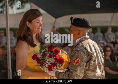 Emma White, épouse du lieutenant-général Robert 'Pat' White, est présentée avec des roses rouges lors de la cérémonie de passation de commandement du III Armored corps et du fort Hood le 4 octobre 2022 à fort Hood, Texas. White est le commandant sortant du III Armored corps et du fort Hood. Banque D'Images