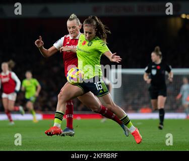 Londres, Royaume-Uni. 19th novembre 2022. Londres, Angleterre, 19 novembre 2022 : Stina Blackstenius (arsenal 25) et Maya le Tissier (Manchester United 15) lors du match de la Super League des femmes entre Arsenal et Manchester United au stade Emirates, en Angleterre. (Daniela Torres/SPP) crédit: SPP Sport presse photo. /Alamy Live News Banque D'Images