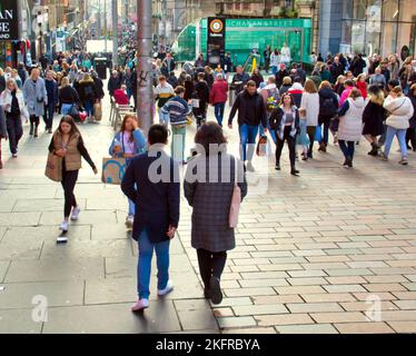 Glasgow, Écosse, Royaume-Uni 19th novembre 2022. Météo au Royaume-Uni : style Mile of Scotland, Buchanan Street, a vu d'énormes foules de magasins et de visiteurs au marché de Noël à son pied dans le quartier St enoch Squa où un trajet effrayant peut être vu de toute la ville. Crédit Gerard Ferry/Alay Live News Banque D'Images