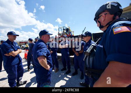 ADM. Arrière Brendan C. McPherson, commandant du septième district de la Garde côtière, visite les membres de la Garde côtière qui ont eu lieu à Matlacha Isles, en Floride, pour aider les gens de la communauté de Pine Island qui ont été bloqués en raison de l'ouragan Ian le 4 octobre 2022. La Garde côtière a transféré plus de 700 personnes et biens essentiels à l'île. Banque D'Images