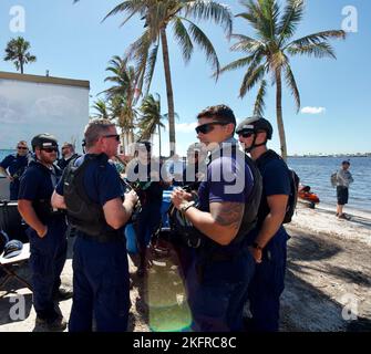 ADM. Arrière Brendan C. McPherson, commandant du septième district de la Garde côtière, visite les membres de la Garde côtière qui ont eu lieu à Matlacha Isles, en Floride, pour aider les gens de la communauté de Pine Island qui ont été bloqués en raison de l'ouragan Ian le 4 octobre 2022. La Garde côtière a transféré plus de 700 personnes et biens essentiels à l'île. Banque D'Images