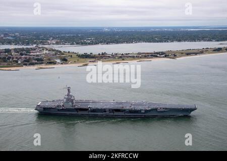 L'USS Gerald R. Ford (CVN 78) quitte la base navale de Norfolk lors de son premier déploiement, le 4 octobre 2022. Le groupe de grève des transporteurs Gerald R. Ford (GRFCSG) est déployé dans l'océan Atlantique, menant des activités d'entraînement et des opérations aux côtés des alliés et des partenaires de l'OTAN afin d'améliorer l'intégration pour les opérations futures et de démontrer l'engagement de la Marine américaine à l'égard d'une région de l'Atlantique pacifique, stable et exempte de conflits. Banque D'Images