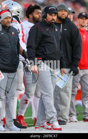 College Park, Maryland, États-Unis. 19th novembre 2022. Ryan Day, entraîneur-chef de l'Ohio State Buckeyes, regarde pendant le match de football de la NCAA entre les Terrains du Maryland et les Buckees de l'Ohio State au stade SECU à College Park, MD. Reggie Hildred/CSM/Alamy Live News Banque D'Images