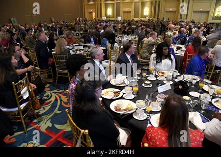 Le personnel militaire et civil assiste à la Salute annuelle aux militaires 41st à l'intérieur du beau Rivage Resort and Casino à Biloxi, Mississippi, le 4 octobre 2022. La Chambre de commerce de la côte du golfe du Mississippi a accueilli un événement qui a reconnu les hommes et les femmes qui servent dans les forces militaires le long de la côte du golfe. Banque D'Images