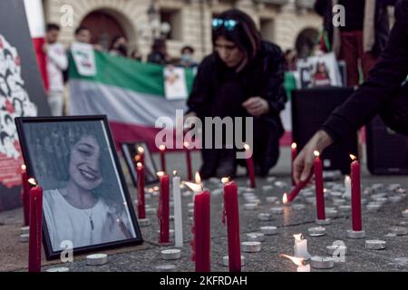 Turin, Italie. 19th novembre 2022. Turin, Italie. 19 novembre 2022. Des gens éclaient des bougies pour Sarina Esmaeilzadeh, tuées lors des manifestations anti-gouvernementales en Iran. Credit: MLBARIONA/Alamy Live News Banque D'Images