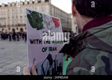 Turin, Italie. 19th novembre 2022. Turin, Italie. 19 novembre 2022. Un homme porte un écriteau disant : « Stand with the Women of Iran » (Stand with the Women of Iran). Credit: MLBARIONA/Alamy Live News Banque D'Images