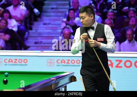 York, Grande-Bretagne. 19th novembre 2022. Ding Junhui, de Chine, est en compétition lors du match semi-inal contre Tom Ford, d'Angleterre, au championnat 2022 de Snooker au Royaume-Uni, à York, en Grande-Bretagne, le 19 novembre 2022. Credit: Zhai Zheng/Xinhua/Alamy Live News Banque D'Images