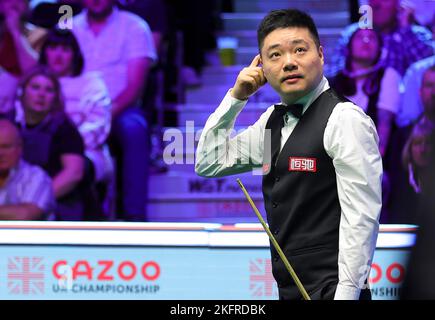 York, Grande-Bretagne. 19th novembre 2022. Ding Junhui, de Chine, réagit lors du match semi-fin contre Tom Ford, d'Angleterre, au championnat britannique de Snooker 2022 à York, en Grande-Bretagne, le 19 novembre 2022. Credit: Zhai Zheng/Xinhua/Alamy Live News Banque D'Images