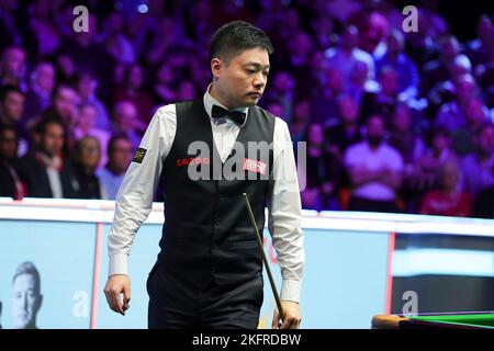 York, Grande-Bretagne. 19th novembre 2022. Ding Junhui, de Chine, est en compétition lors du match semi-inal contre Tom Ford, d'Angleterre, au championnat 2022 de Snooker au Royaume-Uni, à York, en Grande-Bretagne, le 19 novembre 2022. Credit: Zhai Zheng/Xinhua/Alamy Live News Banque D'Images