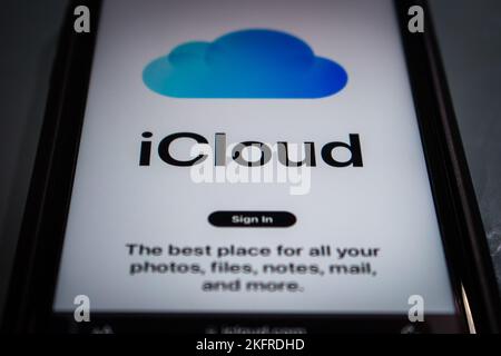 Vancouver, CANADA - novembre 19 2022 : le gros plan de iCloud.com (renouvellement de 2022) est vu sur son site web dans un iPhone. ICloud est un service cloud d'Apple Inc Banque D'Images