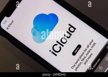 Vancouver, CANADA - novembre 19 2022 : le site Web de iCloud.com (renouvellement 2022) est vu sur un écran d'iPhone. ICloud est un service de cloud d'Apple Inc Banque D'Images
