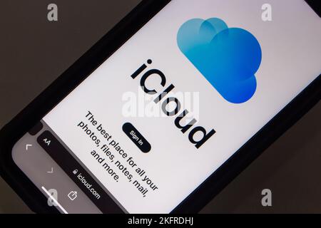 Vancouver, CANADA - novembre 19 2022 : le site Web de iCloud.com (renouvellement 2022) est vu sur un écran d'iPhone. ICloud est un service de cloud d'Apple Inc Banque D'Images