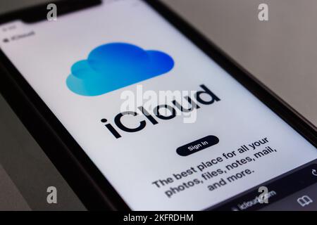 Vancouver, CANADA - novembre 19 2022 : le site Web de iCloud.com (renouvellement 2022) est vu sur un écran d'iPhone. ICloud est un service de cloud d'Apple Inc Banque D'Images