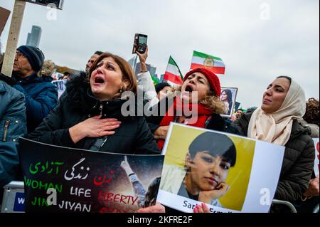 La Haye, pays-Bas. 19th novembre 2022. Le peuple iranien a vu chanter l'hymne national de l'Iran pendant la manifestation. Le peuple iranien s'est réuni à Mallieveld à la Haye pour commémorer les manifestations sanglantes du mois de novembre 2019 sur les prix du carburant - des manifestations qui ont finalement été mises à mal par les forces gouvernementales et où plus de 1 500 manifestants ont été tués par les forces de sécurité. Iraanse rapper et influenceur Hichkas se sont produits lors de cette manifestation en solidarité avec la révolte contre le régime de la République islamique. Crédit : SOPA Images Limited/Alamy Live News Banque D'Images