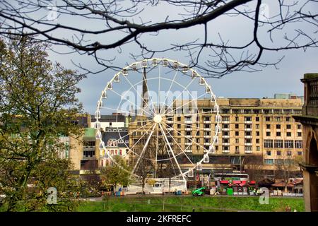 Marché de Noël dans les jardins de Princes Street avec la grande roue Forth 1 Banque D'Images