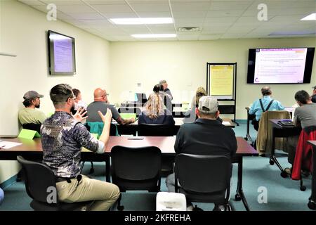 Les membres de l'effectif de fort McCoy participent à une séance de formation sur l'excellence des opérations le 4 octobre 2022 à fort McCoy, Wisconsin. L'excellence des opérations fait partie de la campagne de culture de service du Commandement de la gestion des installations de l'Armée de terre. Banque D'Images