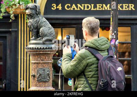 Statue de bobby de Greyfriars avec touriste Banque D'Images