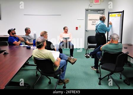 Les membres de l'effectif de fort McCoy participent à une séance de formation sur l'excellence des opérations le 4 octobre 2022 à fort McCoy, Wisconsin. L'excellence des opérations fait partie de la campagne de culture de service du Commandement de la gestion des installations de l'Armée de terre. Banque D'Images