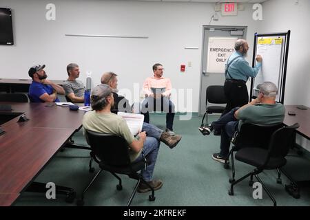 Les membres de l'effectif de fort McCoy participent à une séance de formation sur l'excellence des opérations le 4 octobre 2022 à fort McCoy, Wisconsin. L'excellence des opérations fait partie de la campagne de culture de service du Commandement de la gestion des installations de l'Armée de terre. Banque D'Images