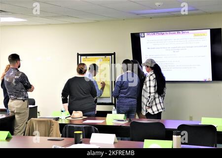 Les membres de l'effectif de fort McCoy participent à une séance de formation sur l'excellence des opérations le 4 octobre 2022 à fort McCoy, Wisconsin. L'excellence des opérations fait partie de la campagne de culture de service du Commandement de la gestion des installations de l'Armée de terre. Banque D'Images