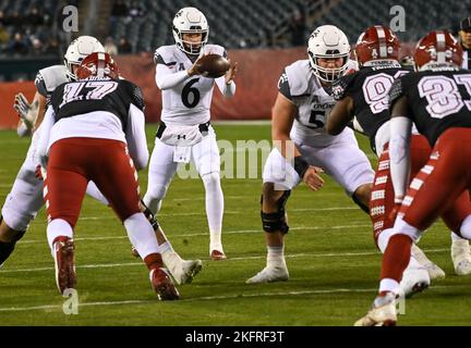 Philadelphie, Pennsylvanie, États-Unis. 19th novembre 2022. 19 novembre 2022, Philadelphie PA- Cincinnati QB, BEN BRYANT, (6) en action pendant le match contre Temple à Lincoln Financial Field à Philadelphie PA (Credit image: © Ricky Fitchett/ZUMA Press Wire) Banque D'Images