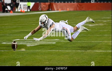 Philadelphie, Pennsylvanie, États-Unis. 19th novembre 2022. 19 novembre 2022, Philadelphie PA- Cincinnati TE, JOSH WHYLE, (81) plongées pour le ballon pendant le match contre le Temple à Lincoln Financial Field à Philadelphie PA (Credit image: © Ricky Fitchett/ZUMA Press Wire) Banque D'Images