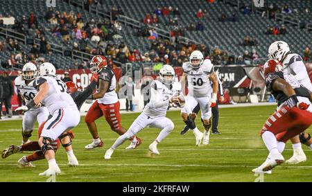 Philadelphie, Pennsylvanie, États-Unis. 19th novembre 2022. 19 novembre 2022, Philadelphie PA- Cincinnati QB, EVAN PRATER, (3) en action pendant le match contre le Temple à Lincoln Financial Field à Philadelphie PA (Credit image: © Ricky Fitchett/ZUMA Press Wire) Banque D'Images