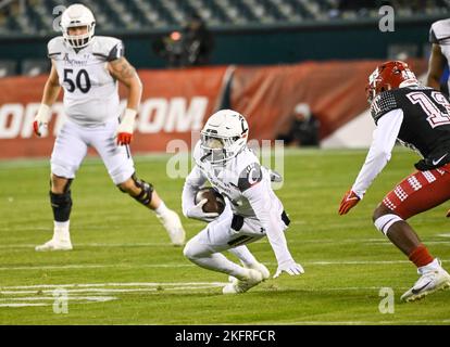 Philadelphie, Pennsylvanie, États-Unis. 19th novembre 2022. 19 novembre 2022, Philadelphie PA- Cincinnati RB, CHARLES MCCLELLAND, (10) en action pendant le match contre le Temple à Lincoln Financial Field à Philadelphie PA (Credit image: © Ricky Fitchett/ZUMA Press Wire) Banque D'Images