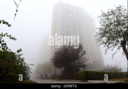 HANDAN, CHINE - le 20 NOVEMBRE 2022 - des bâtiments protégés par un brouillard sont visibles dans la ville de Handan, province de Hebei, Chine, le 20 novembre 2022. Banque D'Images