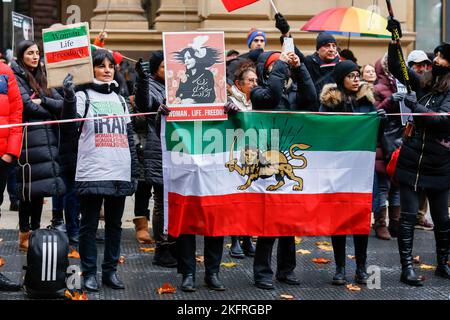 Francfort-sur-le-main, Allemagne. 19th novembre 2022. Les manifestants tiennent des photos des victimes du régime islamique pendant la manifestation. Le peuple iranien proteste contre le régime iranien de la République islamique à Francfort à l’occasion du troisième anniversaire du « novembre sanglant » et en faveur de la révolution iranienne. Crédit : SOPA Images Limited/Alamy Live News Banque D'Images