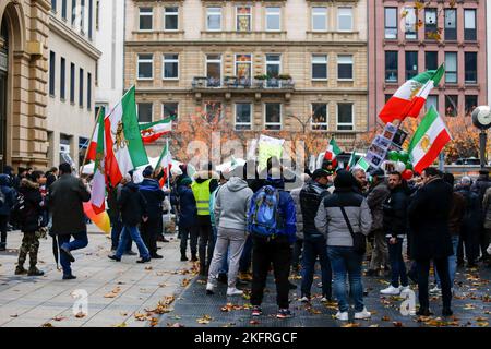 Francfort-sur-le-main, Allemagne. 19th novembre 2022. Les manifestants se rassemblent pendant la manifestation. Le peuple iranien proteste contre le régime iranien de la République islamique à Francfort à l’occasion du troisième anniversaire du « novembre sanglant » et en faveur de la révolution iranienne. Crédit : SOPA Images Limited/Alamy Live News Banque D'Images