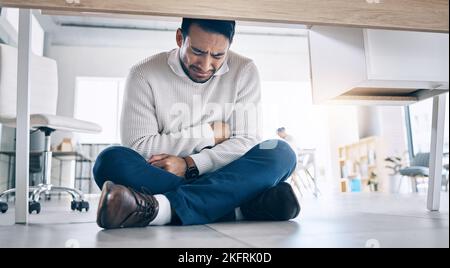 Stress d'affaires, pleurs et épuisement professionnel d'un employé de bureau souffrant d'une panne de santé mentale. Entreprise homme d'affaires avec douleur d'estomac et triste Banque D'Images