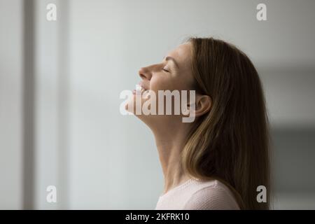 Vue latérale de la belle femme Profitez d'un parfum agréable Banque D'Images