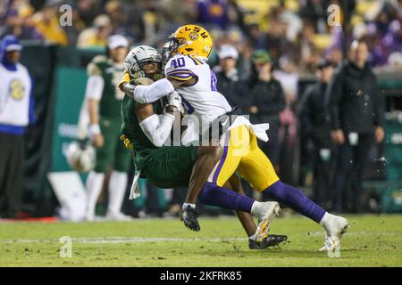 19 novembre 2022: Harold Perkins Jr. De LSU (40) fait tomber Fred Farrier II (2) de l'UAB pendant l'action du match de football de la NCAA entre l'Université de l'Alabama à Birmingham et les Tigres de LSU au stade du tigre à bâton Rouge, LA. Jonathan Mailhes/CSM Banque D'Images