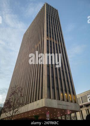 Albany, New York - 12 novembre 2022 : vue en portrait de l'édifice de l'agence 4 du gouvernement de la capitale de l'État de New York dans l'Empire State Plaza. Banque D'Images