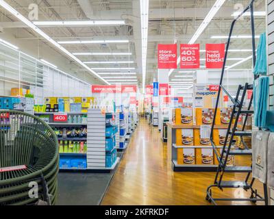 New Hartford, New York - 9 novembre 2022 : vue panoramique sur les salles de bains et au-delà de l'intérieur du magasin avec affiches « solde final » pour le magasin en cours de fermeture. Banque D'Images