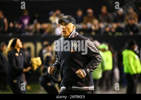 19 novembre 2022 : Dave Clawson, entraîneur en chef du football de Wake Forest qui s'exécute sur le terrain. Match de football NCAA entre l'université de Syracuse et Wake Forest au champ de Truist à Winston-Salem, en Caroline du Nord. David Beach/CSM Banque D'Images