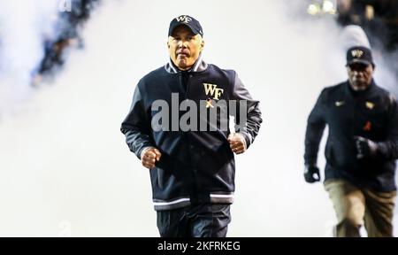 19 novembre 2022 : Dave Clawson, entraîneur en chef du football de Wake Forest qui s'exécute sur le terrain. Match de football NCAA entre l'université de Syracuse et Wake Forest au champ de Truist à Winston-Salem, en Caroline du Nord. David Beach/CSM Banque D'Images