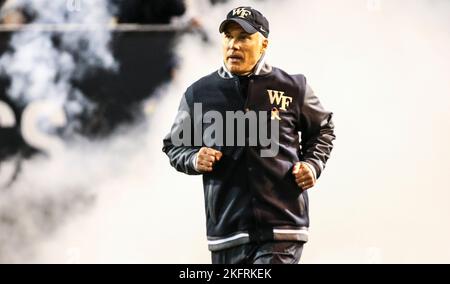 19 novembre 2022 : Dave Clawson, entraîneur en chef du football de Wake Forest qui s'exécute sur le terrain. Match de football NCAA entre l'université de Syracuse et Wake Forest au champ de Truist à Winston-Salem, en Caroline du Nord. David Beach/CSM Banque D'Images